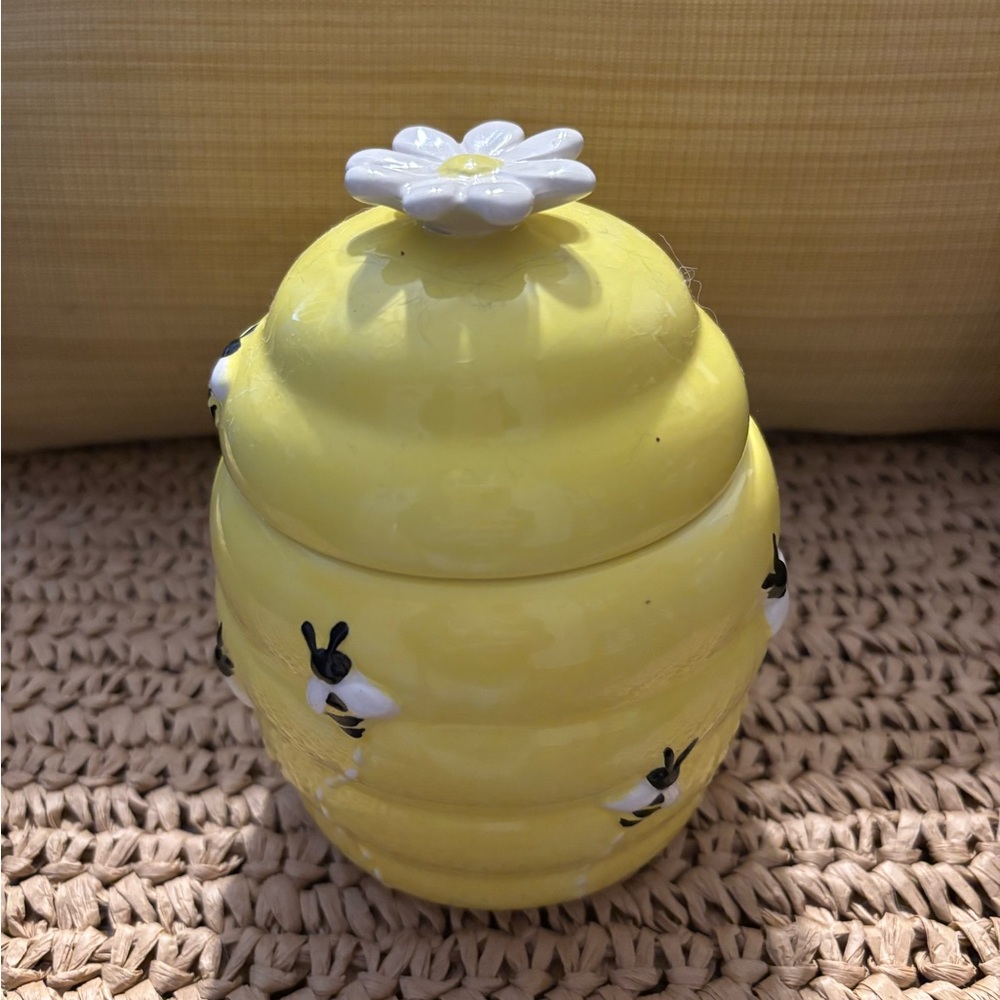 Charmed aroma Beehive Honey Jar candle with Daisy Lid